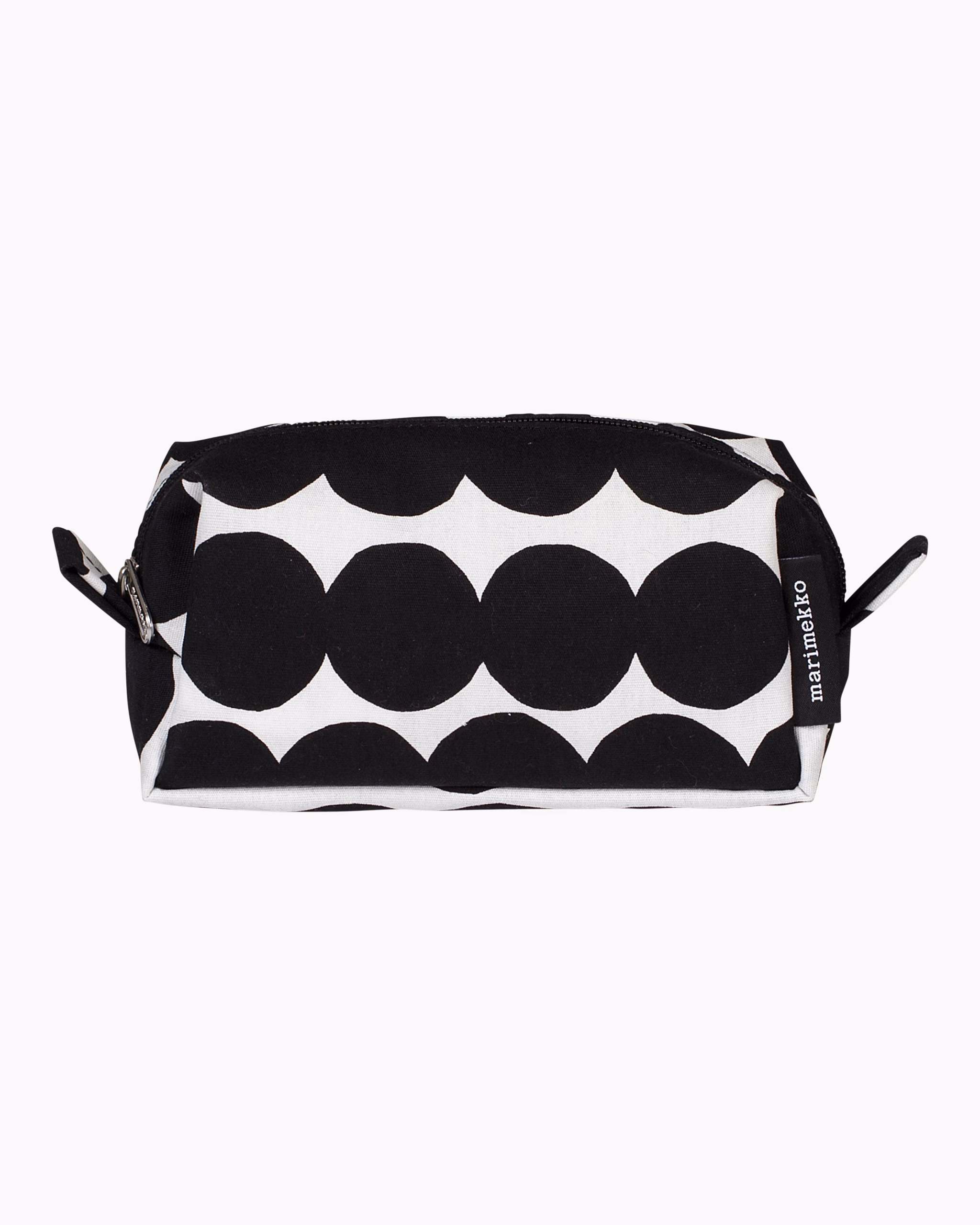 Marimekko Tiise Räsymatto Kosmetikbeutel aus robuster Baumwolle mit schwarz-weissem Punktemuster und Reissverschluss.