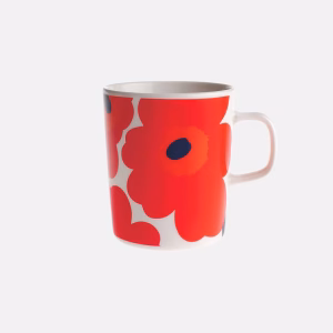 Marimekko Oiva Unikko Tasse 2,5 dl aus weissem Steinzeug mit Unikko-Muster in Weiss, Rot und Blau.