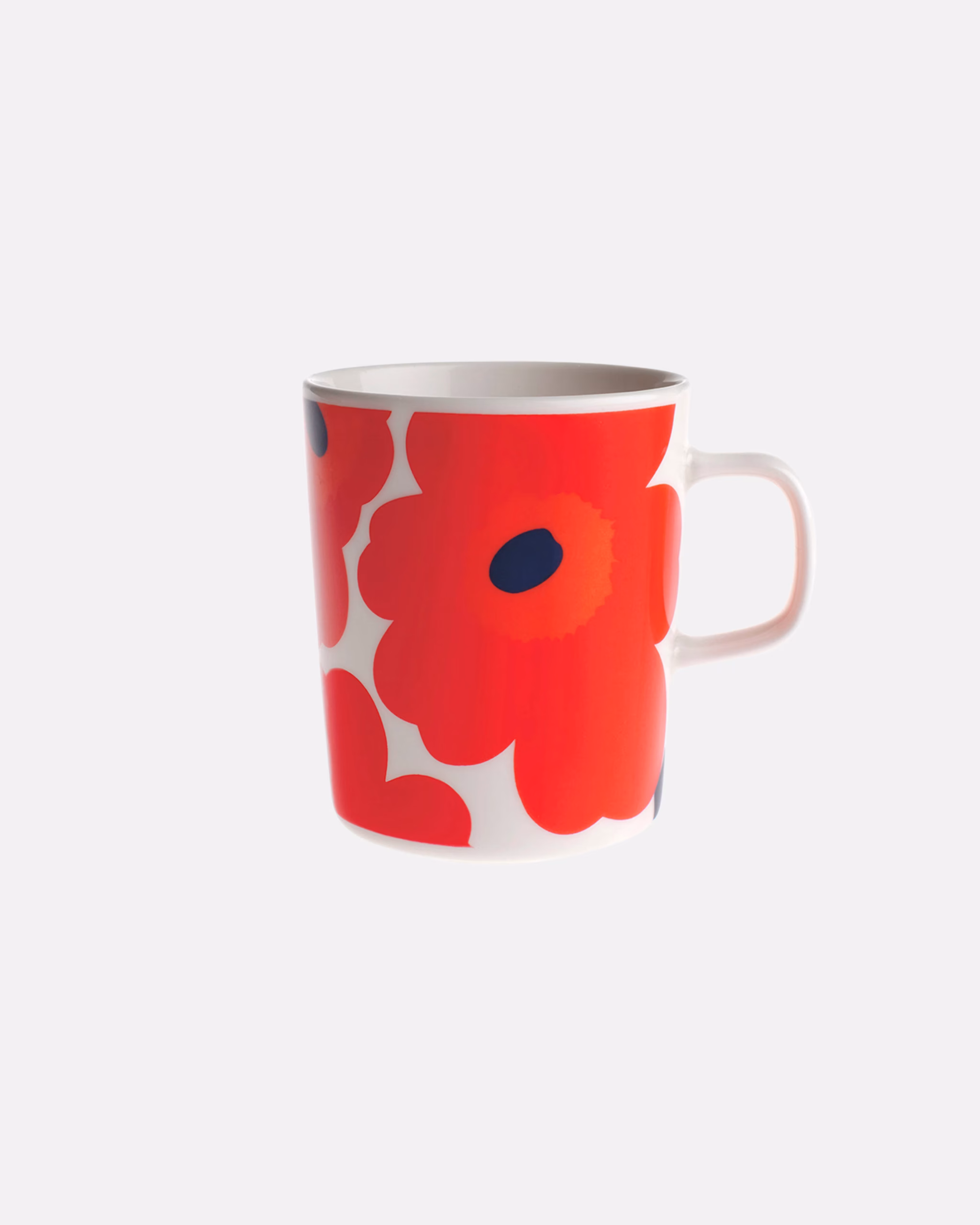 Marimekko Oiva Unikko Tasse 2,5 dl aus weissem Steinzeug mit Unikko-Muster in Weiss, Rot und Blau.