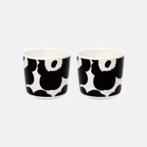 Marimekko Oiva Unikko Kaffeetassen ohne Henkel im 2er-Set aus weissem Steinzeug mit schwarzem Unikko-Muster.