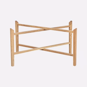 Marimekko Tablettständer aus massiver Eiche für 65 cm Sperrholztabletts, klappbar und als Beistelltisch nutzbar.