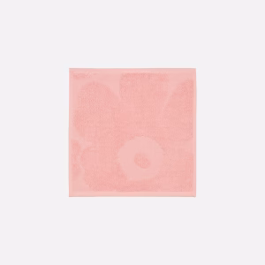 Marimekko Unikko Solid Mini-Handtuch aus Bio-Baumwollfrottier mit geprägtem Unikko-Muster in Rosa und Puder.