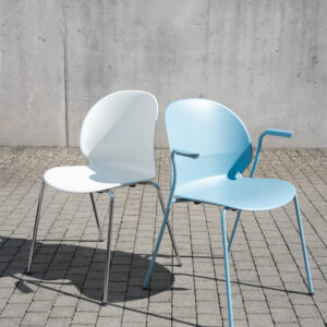 Fritz Hansen N02 Recycle Stuhl aus recyceltem Kunststoff weiss/blau ohne/mit Armstützen