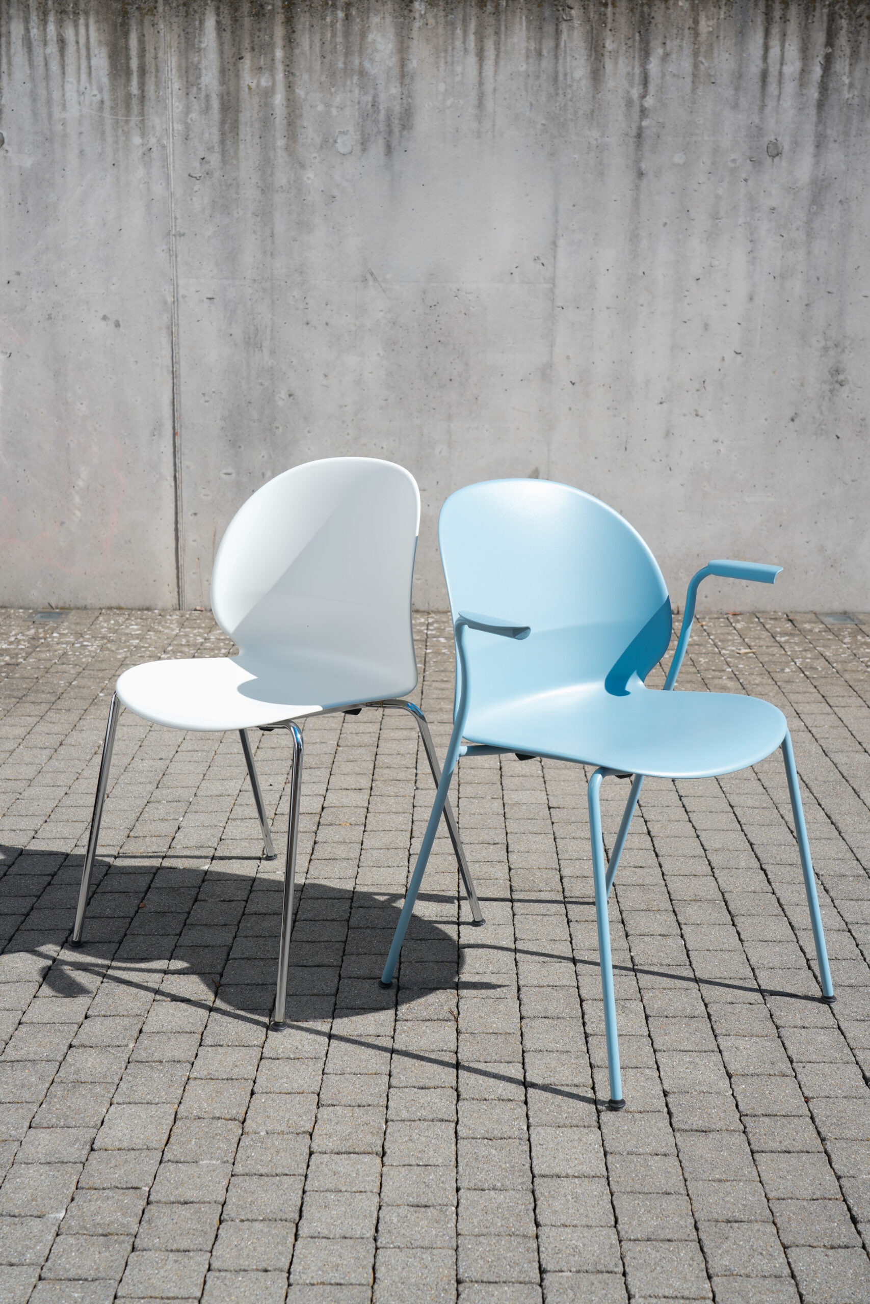 Fritz Hansen N02 Recycle Stuhl aus recyceltem Kunststoff weiss/blau ohne/mit Armstützen