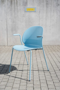 Fritz Hansen N02 Recycle Stuhl aus recyceltem Kunststoff blau mit Armstützen