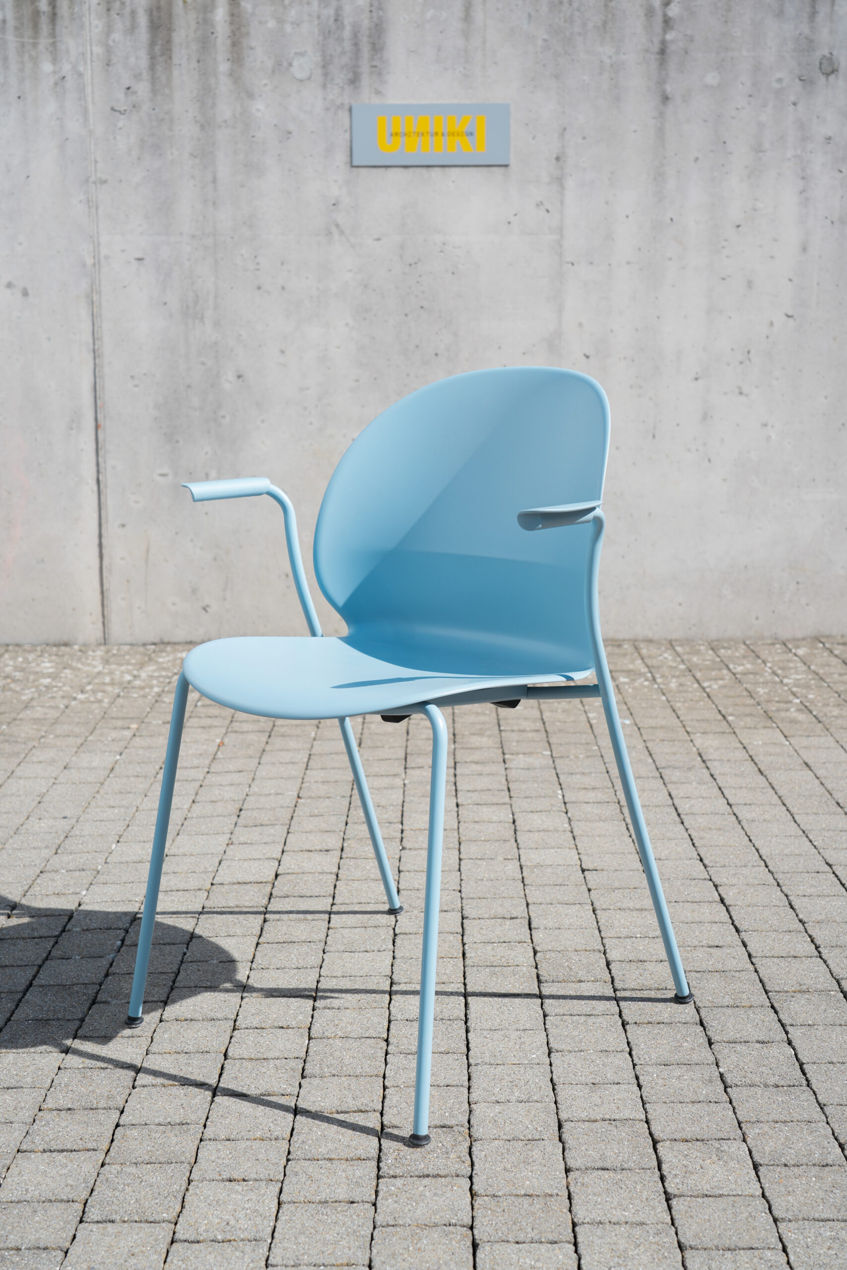 Fritz Hansen N02 Recycle Stuhl aus recyceltem Kunststoff blau mit Armstützen