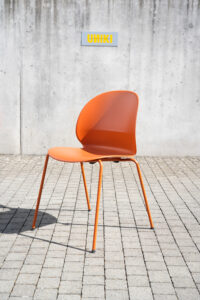 Fritz Hansen N02 Recycle Stuhl aus recyceltem Kunststoff orange ohne Armstützen