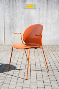 Fritz Hansen N02 Recycle Stuhl aus recyceltem Kunststoff orange mit Armstützen