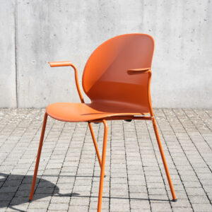 Fritz Hansen N02 Recycle Stuhl aus recyceltem Kunststoff orange mit Armstützen