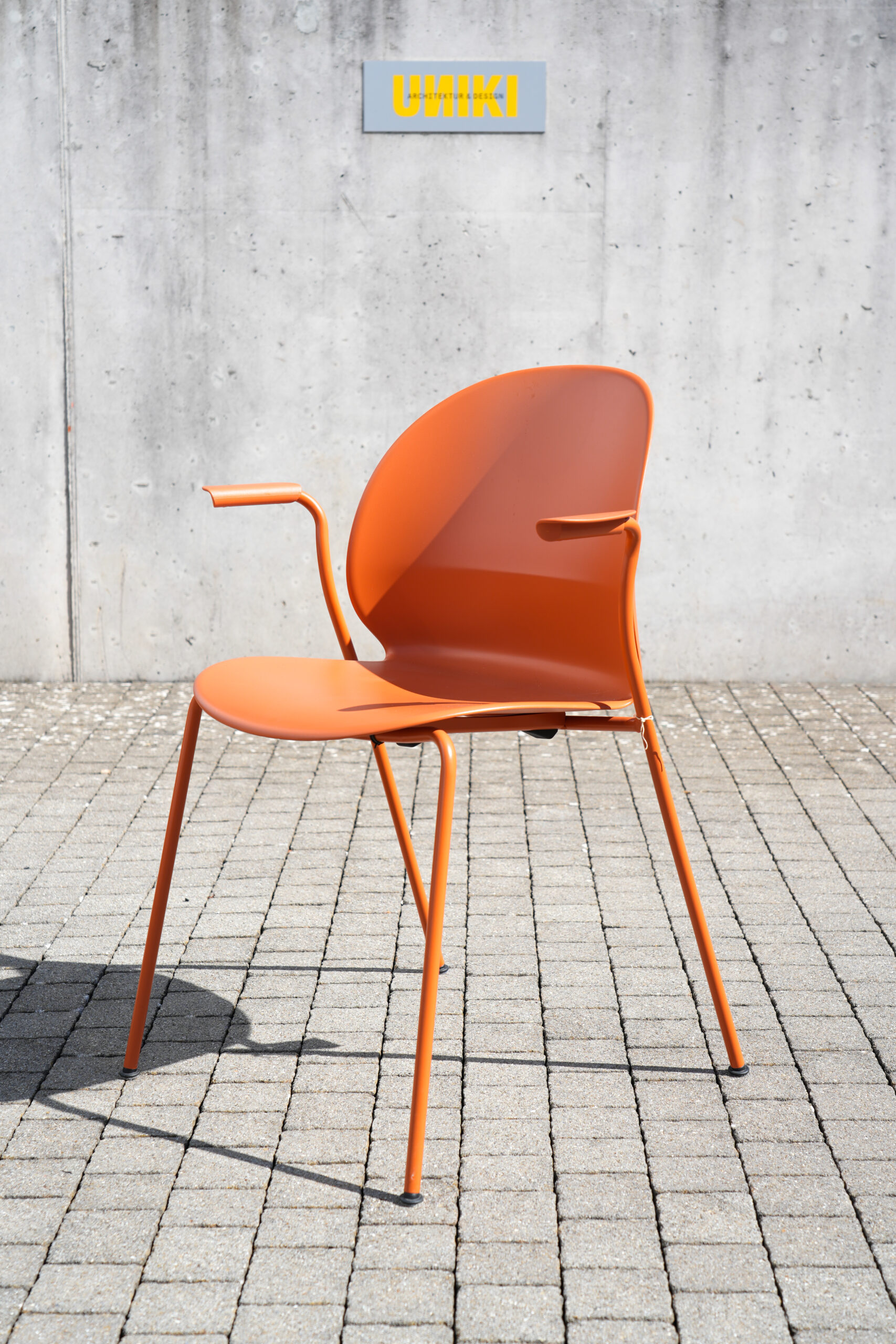 Fritz Hansen N02 Recycle Stuhl aus recyceltem Kunststoff orange mit Armstützen