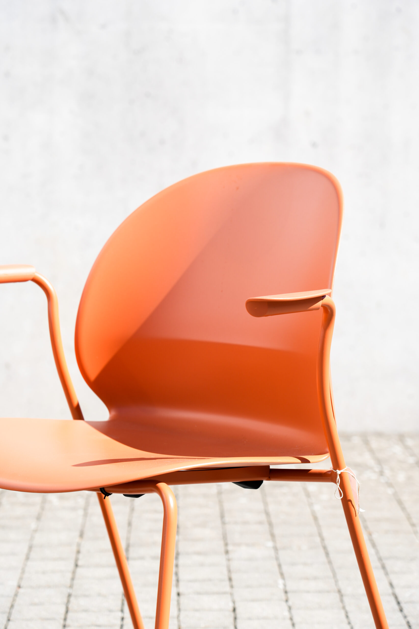 Fritz Hansen N02 Recycle Stuhl aus recyceltem Kunststoff orange mit Armstützen