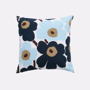 Marimekko Pieni Unikko Kissenbezug 50 × 50 cm aus Bio Baumwolle in Weiss, Mustikka Blau, Hellblau und Dunkelbraun.