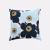 Marimekko Pieni Unikko Kissenbezug 50 × 50 cm aus Bio Baumwolle in Weiss, Mustikka Blau, Hellblau und Dunkelbraun.