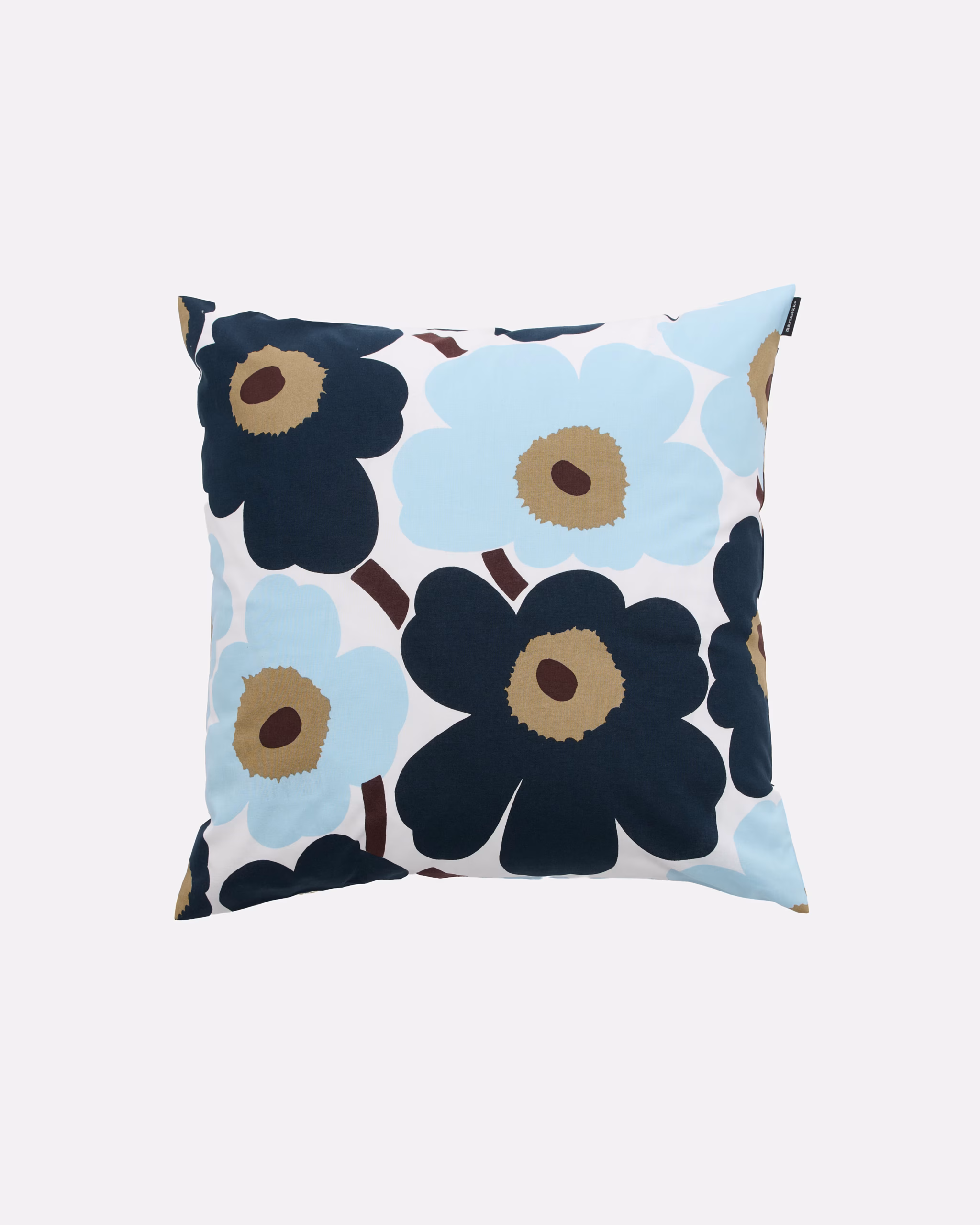 Marimekko Pieni Unikko Kissenbezug 50 × 50 cm aus Bio Baumwolle in Weiss, Mustikka Blau, Hellblau und Dunkelbraun.
