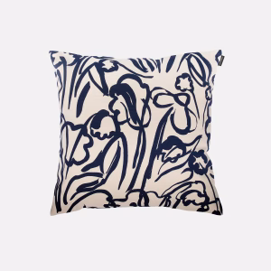 Marimekko Ensikukat Kissenbezug 50 × 50 cm mit dunkelblauem floralem Muster auf naturweissem Baumwollstoff.