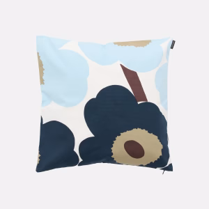 Marimekko Unikko Kissenbezug 50 × 50 cm mit grossen Blüten in Off White und Hellblau auf dunkelblauem Hintergrund mit ockerfarbenen Akzenten.