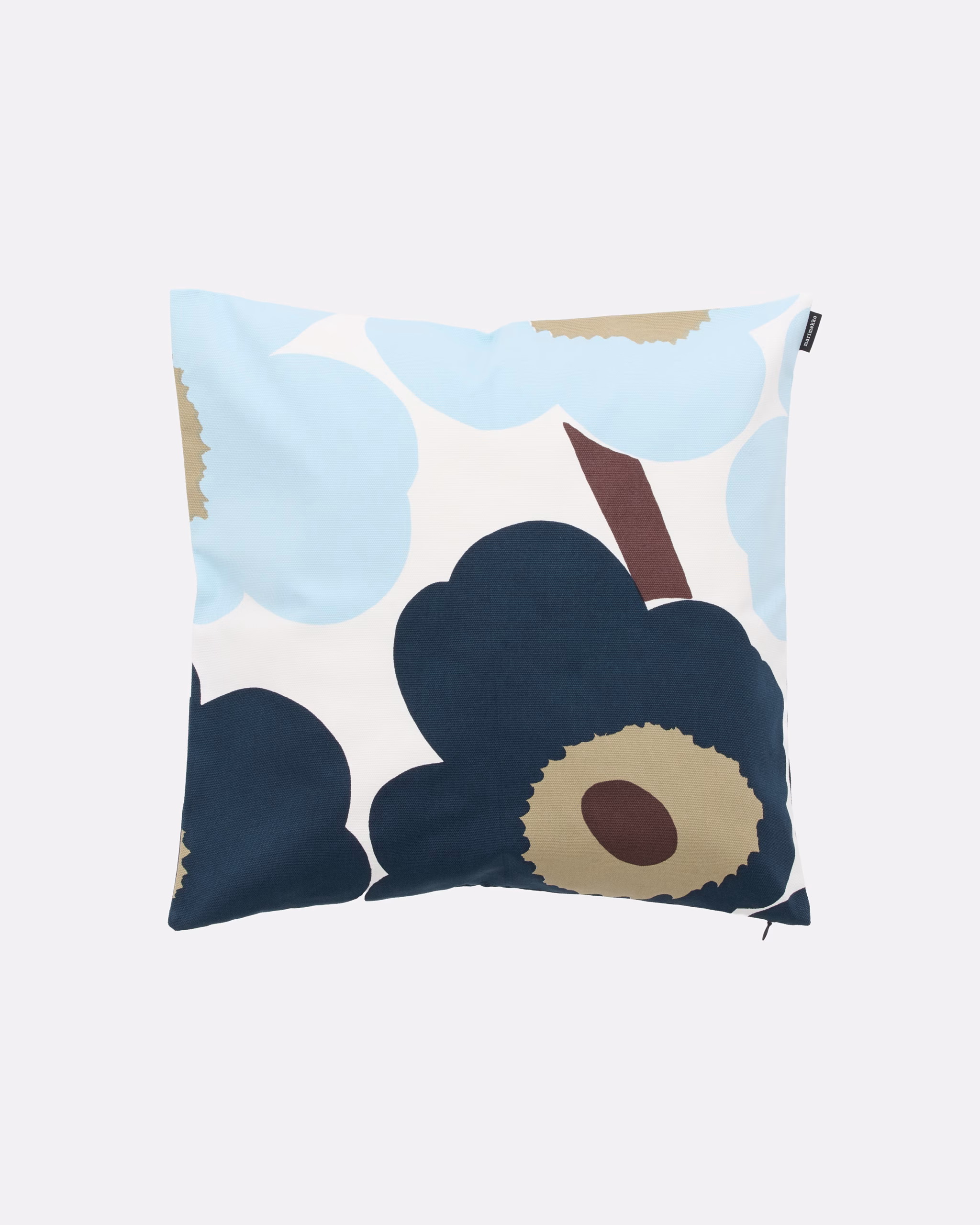 Marimekko Unikko Kissenbezug 50 × 50 cm mit grossen Blüten in Off White und Hellblau auf dunkelblauem Hintergrund mit ockerfarbenen Akzenten.