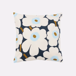 Marimekko Unikko Kissenbezug 50 × 50 cm mit grossen Blüten in Off White und Hellblau auf dunkelblauem Hintergrund mit ockerfarbenen Akzenten.