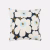 Marimekko Unikko Kissenbezug 50 × 50 cm mit grossen Blüten in Off White und Hellblau auf dunkelblauem Hintergrund mit ockerfarbenen Akzenten.