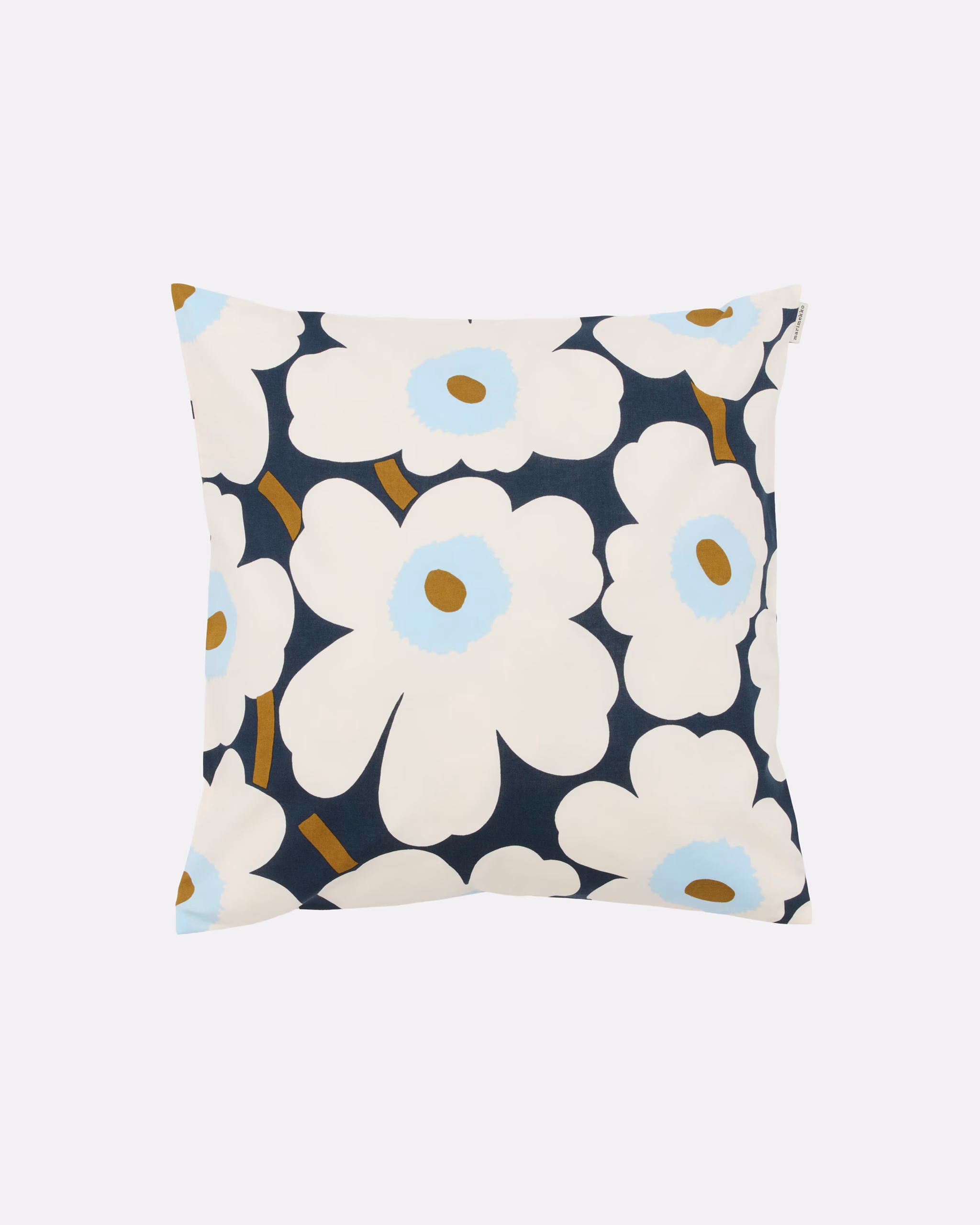 Marimekko Unikko Kissenbezug 50 × 50 cm mit grossen Blüten in Off White und Hellblau auf dunkelblauem Hintergrund mit ockerfarbenen Akzenten.