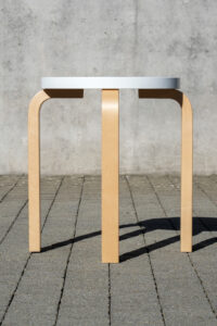 Ein toller Hocker von Artek und Alvar Aalto, der in der Grösse von 38 x 44 cm und in verschiedenen Ausführungen erhältlich ist.
