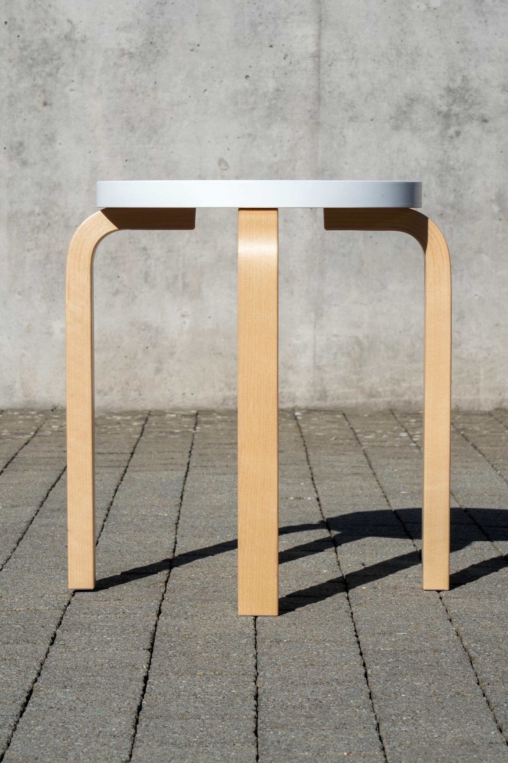 Ein toller Hocker von Artek und Alvar Aalto, der in der Grösse von 38 x 44 cm und in verschiedenen Ausführungen erhältlich ist.
