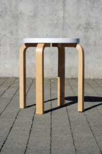 Ein toller Hocker von Artek und Alvar Aalto, der in der Grösse von 38 x 44 cm und in verschiedenen Ausführungen erhältlich ist.
