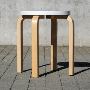 Ein toller Hocker von Artek und Alvar Aalto, der in der Grösse von 38 x 44 cm und in verschiedenen Ausführungen erhältlich ist.
