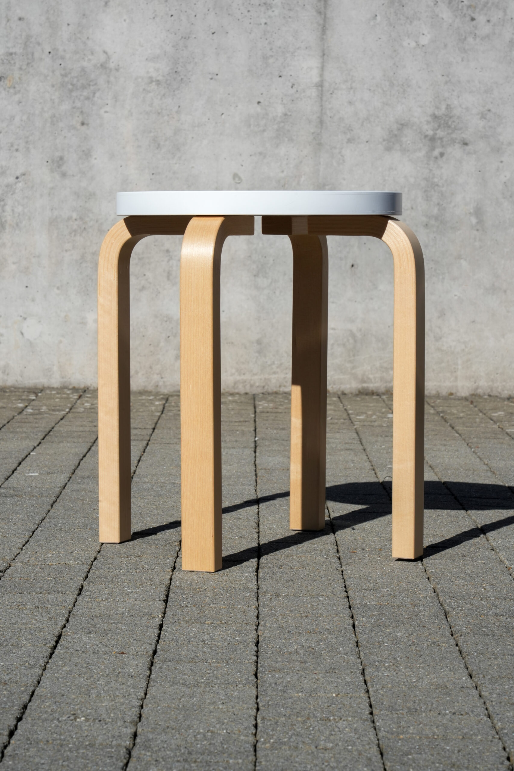 Ein toller Hocker von Artek und Alvar Aalto, der in der Grösse von 38 x 44 cm und in verschiedenen Ausführungen erhältlich ist.