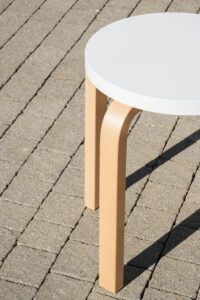 Ein toller Hocker von Artek und Alvar Aalto, der in der Grösse von 38 x 44 cm und in verschiedenen Ausführungen erhältlich ist.